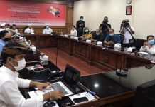 Pesta Kesenian Bali 2021 Digelar Secara Virtual, Libatkan 10 Ribu Seniman Kepala Dinas Kebudayaan Provinsi Bali I Gede Arya Sugiartha (tengah) memberikan keterangan pada awak media di Denpasar.