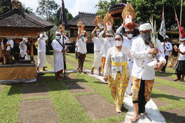 Disaksikan Bupati Lumajang, Wagub Cok Ace Pastikan Pelaksanaan Karya di Pura Mandhara Giri Semeru Agung Sesuai Protokol Kesehatan