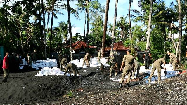 Satpol PP Sidak Penambangan Pasir dan Batu Ilegal di Bugbug