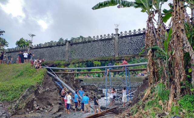 Tembok Kolam Taman Tirta Gangga Ambruk, Puluhan Ikan Hias Terbawa Arus