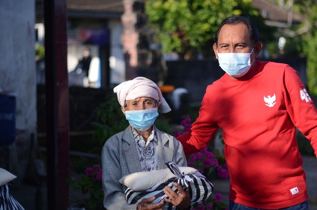 Bantu Warga di Tengah PPKM Darurat, Gede Purnawan Sebar Ratusan Paket Sembako