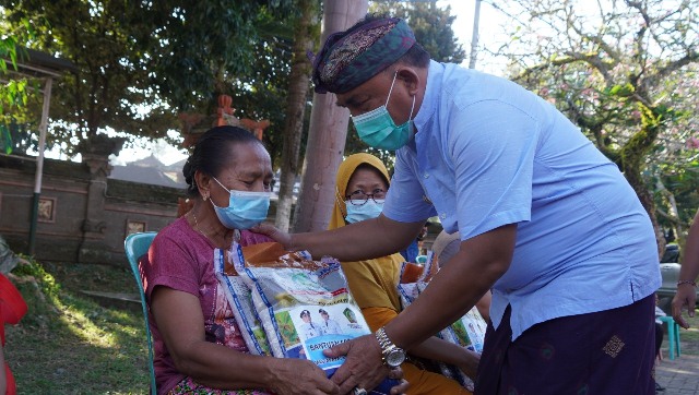 Peduli Pedagang Kecil, Bupati dan Wabup Jembrana Bagikan Beras Terdampak PPKM Darurat