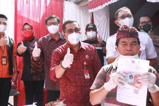 Bupati Sanjaya Serahkan Bantuan Sosial Non Tunai Program Keluarga Harapan dan Sembako