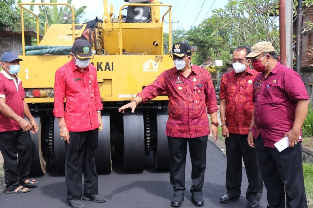 Tinjau Pengaspalan Jalan Penghubung Desa Bantas-Gadungan, Ini Kata Bupati Sanjaya