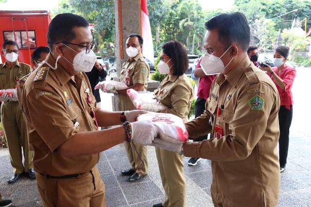 Bupati Tabanan Salurkan Bantuan Beras Untuk Masyarakat