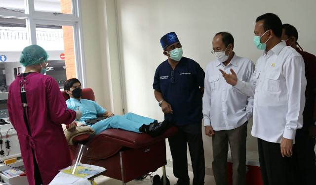 Sekda Bali Dewa Indra Apresiasi Donor Plasma Konvalesen Yang Digalang Oleh Fakultas Kedokteran UNUD