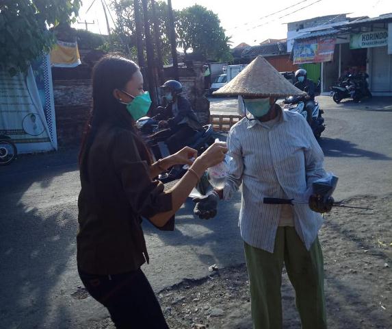 Gotong Royong Hadapi Pandemi, Komunitas Koalisi Sosial dan Pandan Madui Movement Berbagi Nasi Bungkus