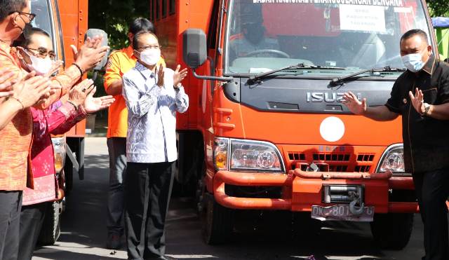 Gubernur Koster Serahkan 45 Ton Beras Sumbangan dari ASN Untuk Masyarakat