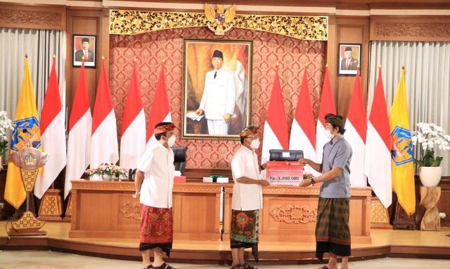 Gubernur Koster Serahkan Bantuan Produktif kepada Pelaku Usaha Mikro di Bali