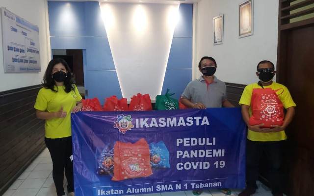 Peduli Dampak Covid-19, Ikatan Alumni SMAN 1 Tabanan Berbagi Sembako