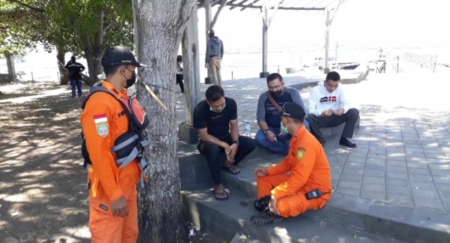 Proses Pencarian Penumpang Kapal Feri Hilang di Selat Bali Dipantau Keluarga