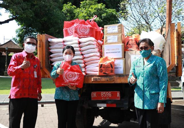 Putri Koster Serahkan Bansos Lanjutan Program PKK ‘Menyapa dan Berbagi’ untuk 2 Kabupaten dan 1 Kota