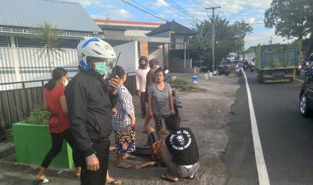 Diduga Kurang Hati-Hati, Pengendara Vario Tabrak Pejalan Kaki di Samsam