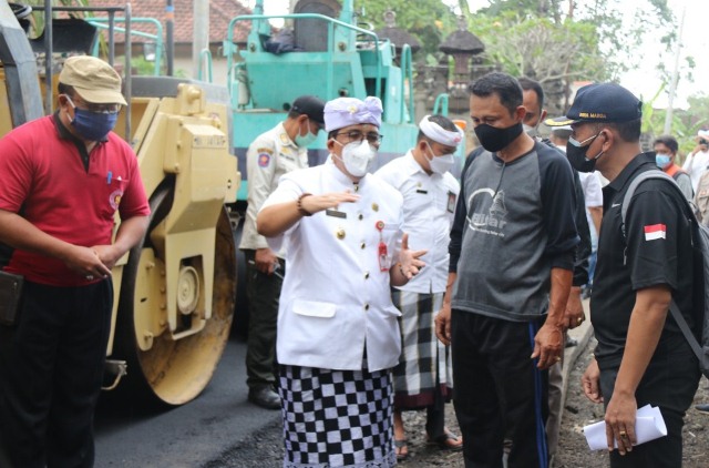 Penuhi Janji Politik, Bupati Sanjaya Aspal Jalan di Tabanan