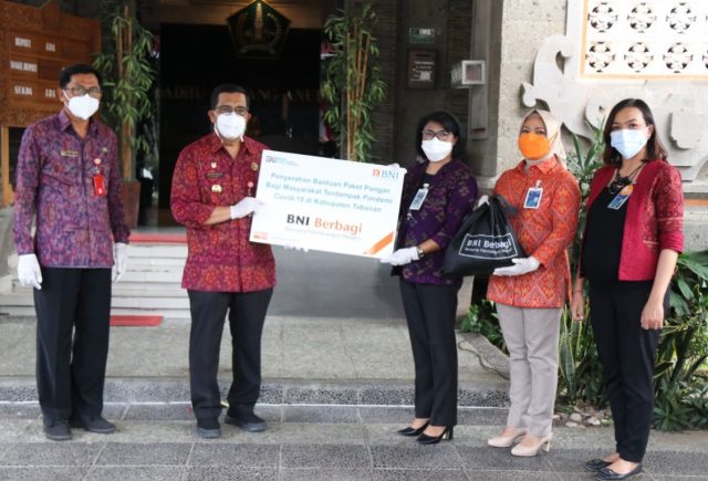 Bupati Sanjaya Terima 100 Paket Sembako dari Bank BNI Program CSR