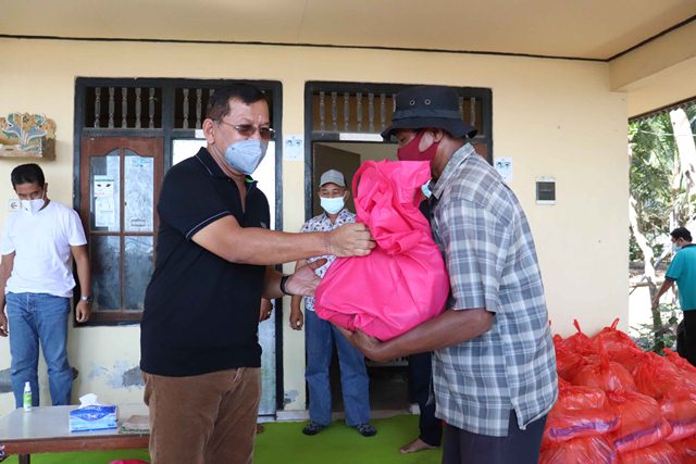 Wabup Sutjidra Bagikan Sembako untuk Kelompok Nelayan di Bondalem