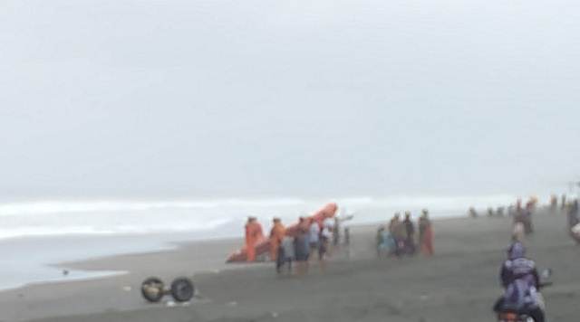 Dua Nelayan Terhempas Ombak Pantai Air Kuning, Satu Orang Hilang