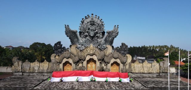 Bentangkan Merah Putih Sepanjang 17 Meter dan Bagikan Ratusan Masker, Cara Pemuda LDII Tabanan Peringati HUT RI