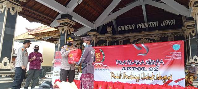 Alumni Akpol 1992 Membagikan Paket Sembako di Tabanan