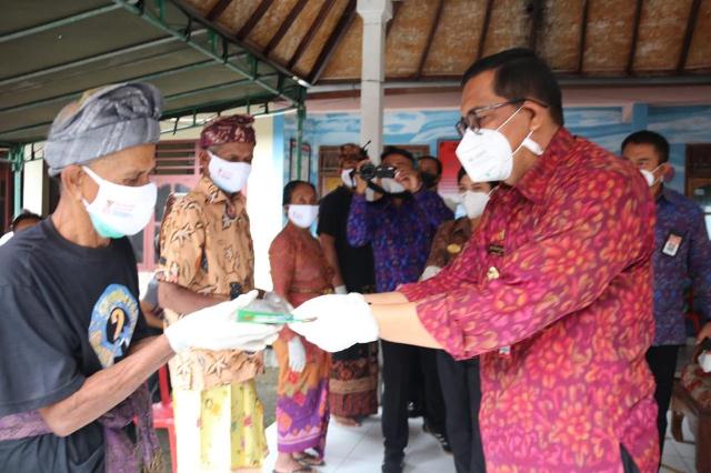 Bupati Tabanan Serahkan BLT-DD di Desa Gunung Salak