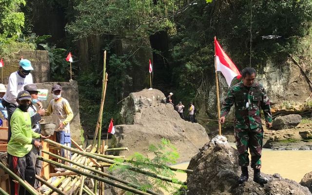 Pangdam Pantau Pembangunan Pompa Hidram di Desa Tangguntiti