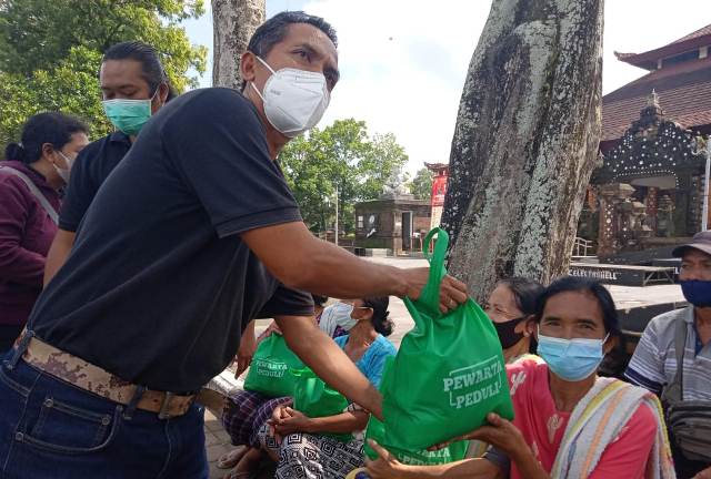 Peduli di Tengah Pandemi Covid-19, Pewarta Tabanan Berbagi Paket Sembako