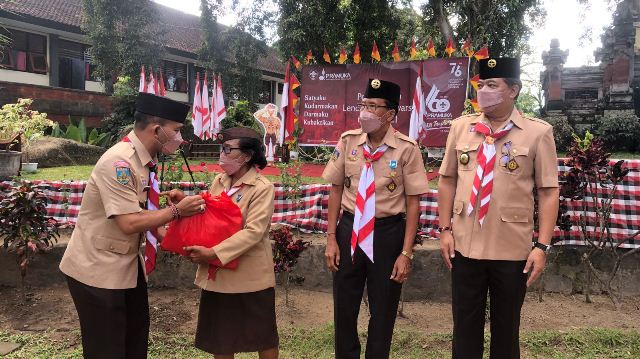 Ringankan Dampak Covid-19, Kwarda Bali Bagikan Sembako Kepada Sesepuh Pramuka di Gianyar.