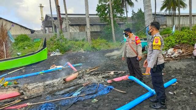 Sampan Nelayan di Pengambengan Ludes Terbakar