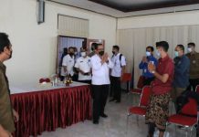 Tinjau Isoter Berbasis Desa, Wagub Cok Ace Harap Angka Kasus Covid-19 Bisa Menurun