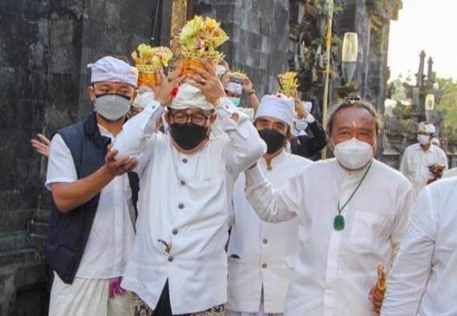 Wagub Cok Ace Ikuti Upacara Nuwasen Pemugaran Mudra Gelung Agung Kori Pura Besakih