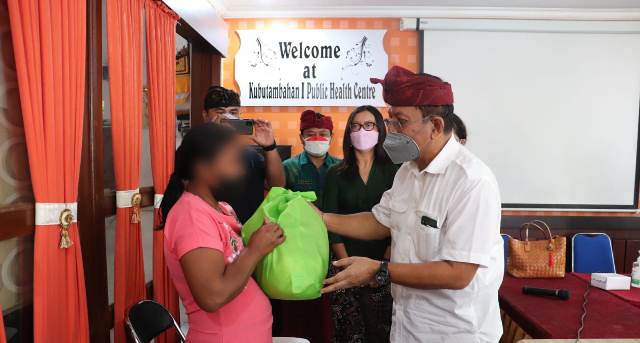 Wakil Bupati Buleleng Serahkan Bantuan Paket Sembako Untuk ODHA