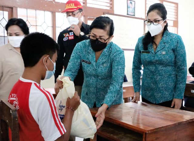 Akselerasi Vaksinasi Penyandang Disabilitas, Ny Putri Koster Langsung Turun ke Tabanan