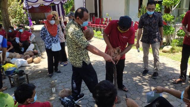 Disperindag Bali Gelar Bimtek Pengolahan Buah Kelapa di Gerokgak