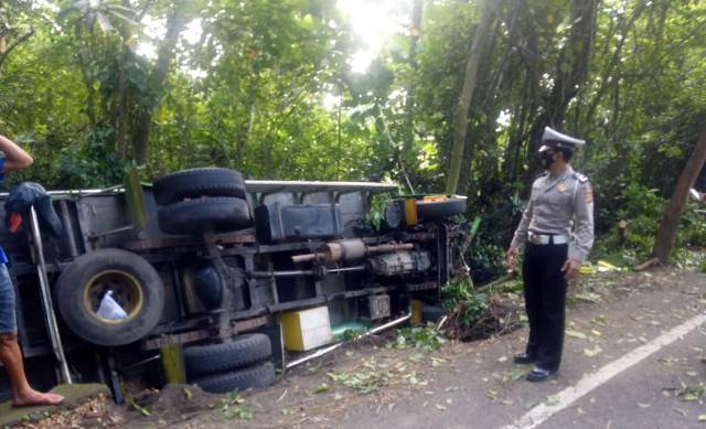 Diduga Sopir Ngantuk, Truk Muatan Jagung Terguling