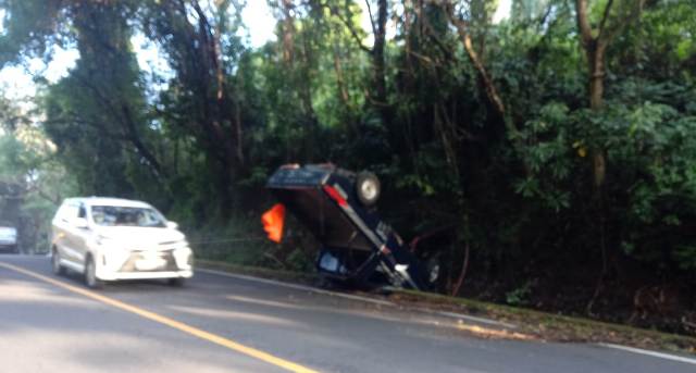 Diduga Sopir Ngantuk, Pick Up Terbalik Masuk Got