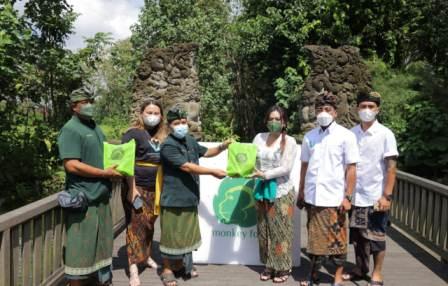 Bantu Keberlangsungan Satwa di Monkey Forest, MKF Serahkan 12 Ton Ubi dan Jagung