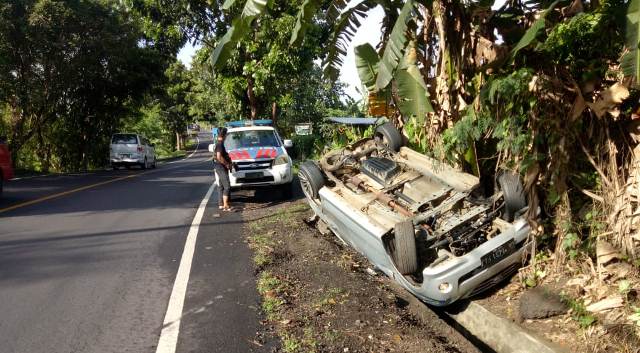 Pecah Ban, Mobil Avanza Terguling