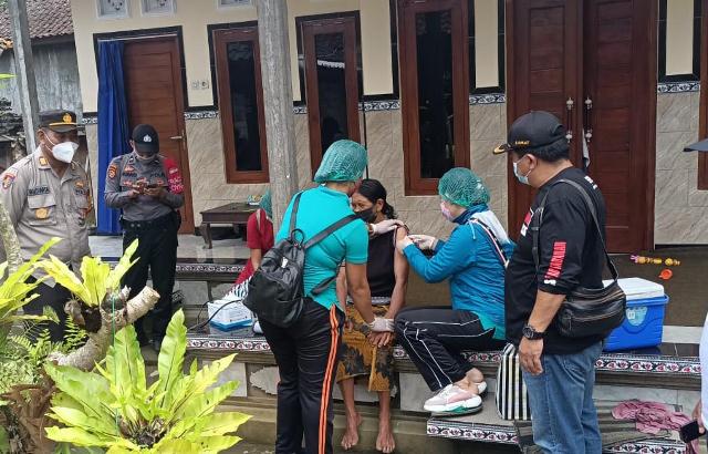 Polisi Door to Door Sasar Warga yang Belum Vaksin di Marga