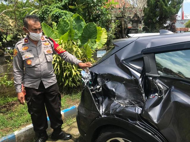 Rem Blong, Truk Seruduk Mobil di Mandung