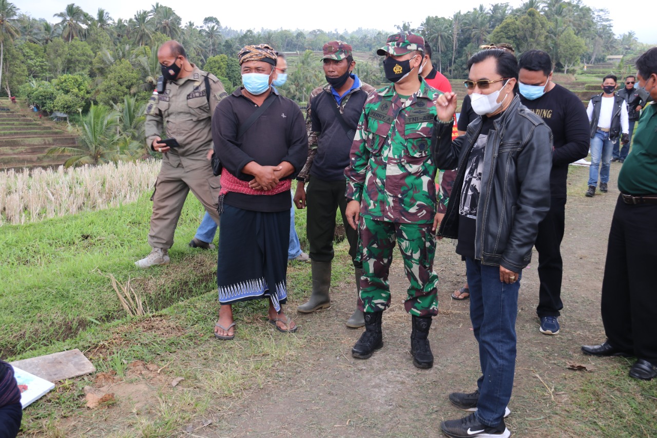 Turun Langsung, Wabup Edi Wirawan Tinjau Pertanian Lewat Irigasi Subak Kelepud