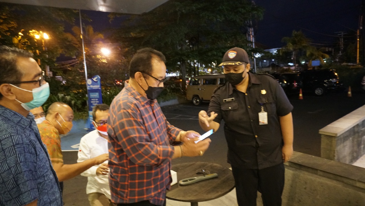  Wagub Cok Ace Tinjau Penerapan Prokes di Mall Plaza Renon