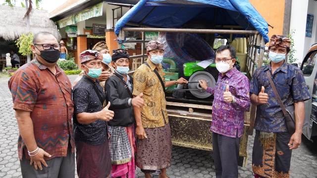 Dukung Peningkatan Hasil Pertanian, Pemprov Bali Serahkan Bantuan Alat dan Mesin Pra Panen