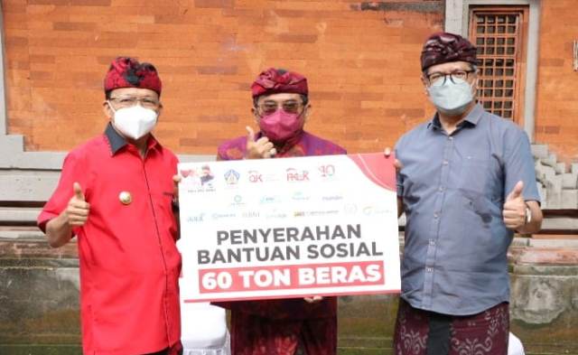 Gubernur Koster Terima Bantuan 60 Ton Beras dari OJK