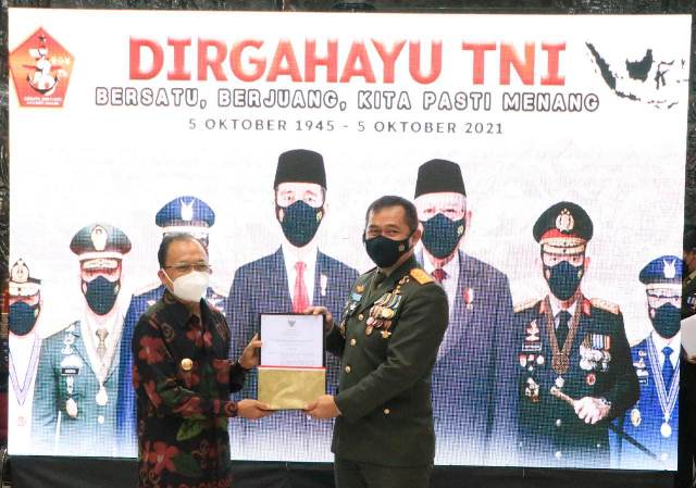 Gubernur Koster Serahkan Sertifikat Tanah Hibah untuk Perumahan Prajurit TNI AD