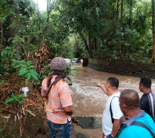 Hujan Deras Lintasi Sungai, Mobil Pajero Hanyut Terseret Arus