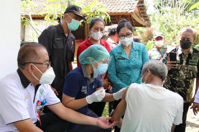 Ny. Rai Wahyuni Giatkan Jemput Bola Vaksinasi Untuk Penyandang Disabilitas