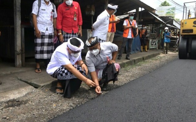 Pastikan Kualitas Proyek Bupati Tabanan Sidak Pembangunan Jalan