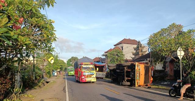 As Roda Belakang Patah, Truk Muat Semen Terguling