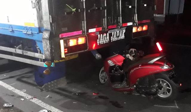 Pengendara Motor Terkapar Usai Tabrak Truk Parkir