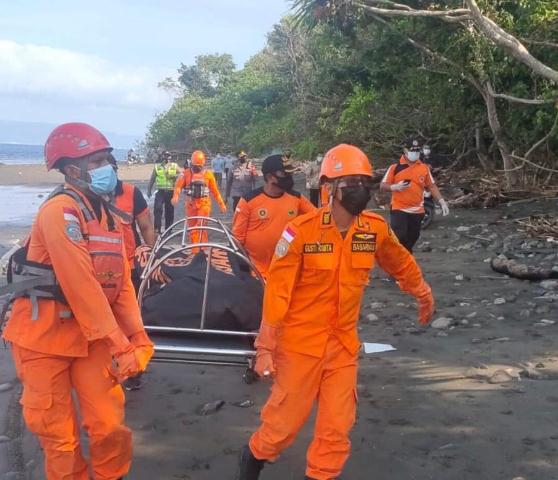 Tim SAR Gabungan Evakuasi Mayat di Pantai Sumur Kembar Jembrana